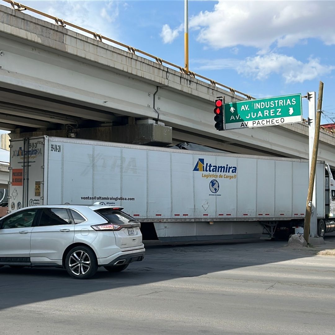 Un camión de carga quedó atorado bajo un puente en Chihuahua tras golpear las trabes